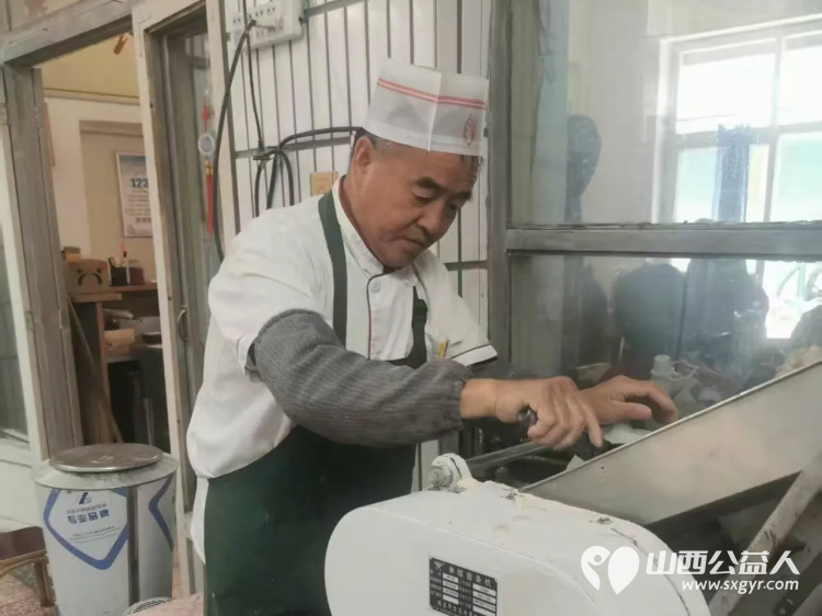 长治市小雨点公益志愿者协会雨花斋分会为母亲节备餐常来用餐的家人们也主动加入到义工队伍与大家一同动手备餐 - 第3张 - 山西公益人 长治市小雨点公益志愿者协会雨花斋分会为母亲节备餐常来用餐的家人们也主动加入到义工队伍与大家一同动手备餐 - 第3张