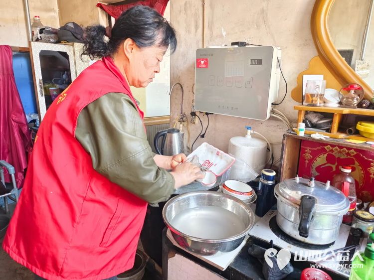 介休市敬老协会志愿者走进洪山镇西湛泉村入户特困84岁郭凌宝老人家为老人打扫室内外卫生、包饺子 - 第9张 - 山西公益人 介休市敬老协会志愿者走进洪山镇西湛泉村入户特困84岁郭凌宝老人家为老人打扫室内外卫生、包饺子 - 第9张