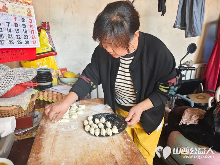 介休市敬老协会志愿者走进洪山镇西湛泉村入户特困84岁郭凌宝老人家为老人打扫室内外卫生、包饺子 - 第6张 - 山西公益人 介休市敬老协会志愿者走进洪山镇西湛泉村入户特困84岁郭凌宝老人家为老人打扫室内外卫生、包饺子 - 第6张