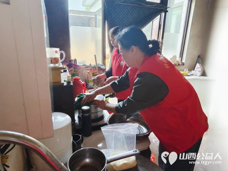 介休市敬老协会志愿者走进洪山镇西湛泉村入户特困84岁郭凌宝老人家为老人打扫室内外卫生、包饺子 - 第10张 - 山西公益人 介休市敬老协会志愿者走进洪山镇西湛泉村入户特困84岁郭凌宝老人家为老人打扫室内外卫生、包饺子 - 第10张