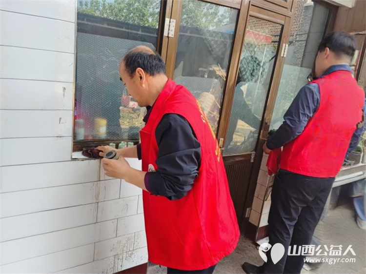 介休市敬老协会志愿者走进洪山镇西湛泉村入户特困84岁郭凌宝老人家为老人打扫室内外卫生、包饺子 - 第5张 - 山西公益人 介休市敬老协会志愿者走进洪山镇西湛泉村入户特困84岁郭凌宝老人家为老人打扫室内外卫生、包饺子 - 第5张