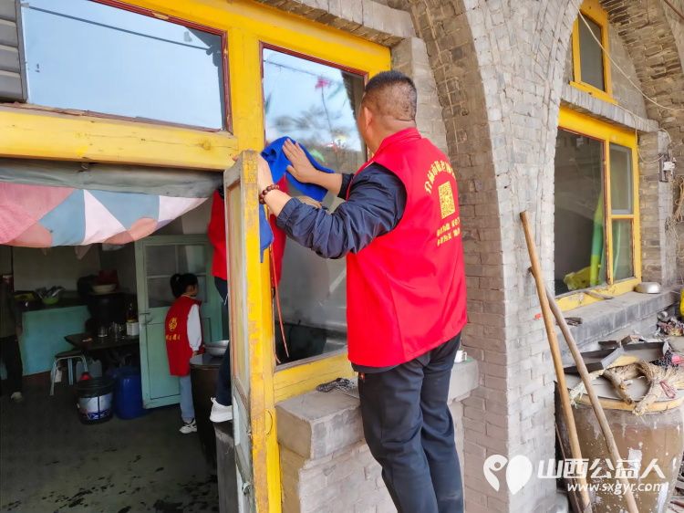 介休市敬老协会组织志愿者在洪山镇石屯村入户特困84岁杨锦义老人家里收拾卫生改善生活 - 第4张 - 山西公益人 介休市敬老协会组织志愿者在洪山镇石屯村入户特困84岁杨锦义老人家里收拾卫生改善生活 - 第4张