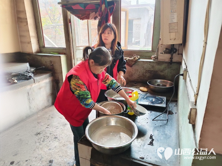 介休市敬老协会组织志愿者在洪山镇石屯村入户特困84岁杨锦义老人家里收拾卫生改善生活 - 第10张 - 山西公益人 介休市敬老协会组织志愿者在洪山镇石屯村入户特困84岁杨锦义老人家里收拾卫生改善生活 - 第10张