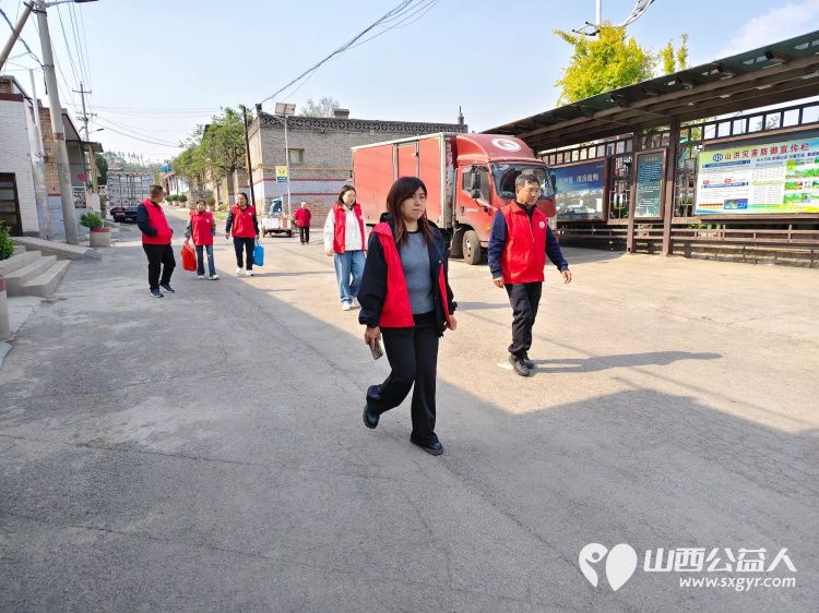 介休市敬老协会组织志愿者在洪山镇石屯村入户特困84岁杨锦义老人家里收拾卫生改善生活 - 第2张 - 山西公益人 介休市敬老协会组织志愿者在洪山镇石屯村入户特困84岁杨锦义老人家里收拾卫生改善生活 - 第2张