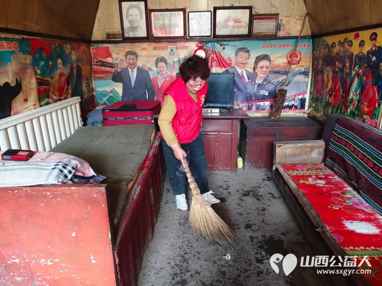 介休市敬老协会志愿者敬老助老爱老活动在洪山镇石屯村举行志愿者们入户83岁李长福老人家为老人打扫室内外卫生 - 第15张 - 山西公益人 介休市敬老协会志愿者敬老助老爱老活动在洪山镇石屯村举行志愿者们入户83岁李长福老人家为老人打扫室内外卫生 - 第15张