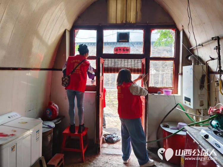 介休市敬老协会志愿者敬老助老爱老活动在洪山镇石屯村举行志愿者们入户83岁李长福老人家为老人打扫室内外卫生 - 第5张 - 山西公益人 介休市敬老协会志愿者敬老助老爱老活动在洪山镇石屯村举行志愿者们入户83岁李长福老人家为老人打扫室内外卫生 - 第5张