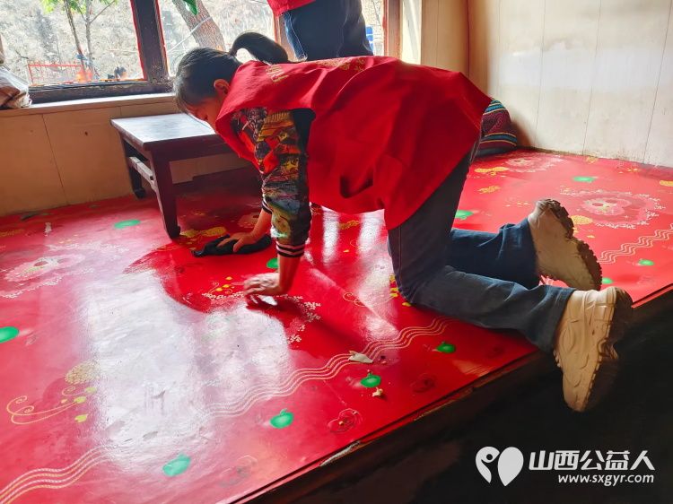 介休市敬老协会志愿者敬老助老爱老活动在洪山镇石屯村举行志愿者们入户83岁李长福老人家为老人打扫室内外卫生 - 第14张 - 山西公益人 介休市敬老协会志愿者敬老助老爱老活动在洪山镇石屯村举行志愿者们入户83岁李长福老人家为老人打扫室内外卫生 - 第14张