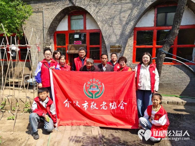 介休市敬老协会志愿者敬老助老爱老活动在洪山镇石屯村举行志愿者们入户83岁李长福老人家为老人打扫室内外卫生 - 第1张 - 山西公益人 介休市敬老协会志愿者敬老助老爱老活动在洪山镇石屯村举行志愿者们入户83岁李长福老人家为老人打扫室内外卫生 - 第1张