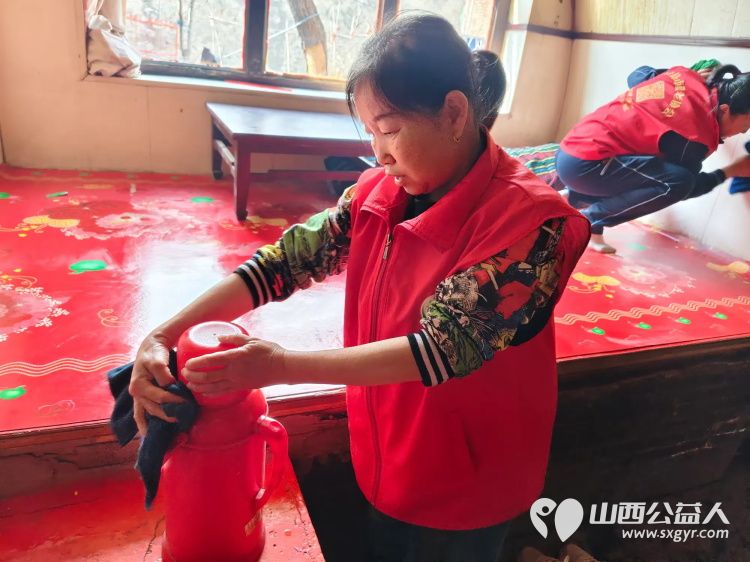 介休市敬老协会志愿者敬老助老爱老活动在洪山镇石屯村举行志愿者们入户83岁李长福老人家为老人打扫室内外卫生 - 第12张 - 山西公益人 介休市敬老协会志愿者敬老助老爱老活动在洪山镇石屯村举行志愿者们入户83岁李长福老人家为老人打扫室内外卫生 - 第12张