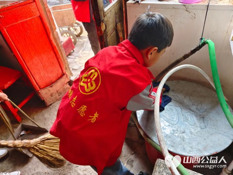 介休市敬老协会志愿者敬老助老爱老活动在洪山镇石屯村举行志愿者们入户83岁李长福老人家为老人打扫室内外卫生 - 第7张 - 山西公益人 介休市敬老协会志愿者敬老助老爱老活动在洪山镇石屯村举行志愿者们入户83岁李长福老人家为老人打扫室内外卫生 - 第7张