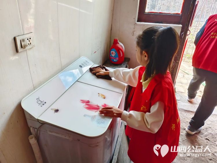 介休市敬老协会志愿者敬老助老爱老活动在洪山镇石屯村举行志愿者们入户83岁李长福老人家为老人打扫室内外卫生 - 第8张 - 山西公益人 介休市敬老协会志愿者敬老助老爱老活动在洪山镇石屯村举行志愿者们入户83岁李长福老人家为老人打扫室内外卫生 - 第8张