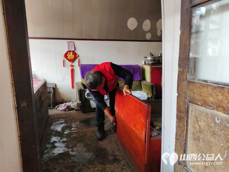 介休市敬老协会志愿者敬老助老爱老活动在洪山镇石屯村举行志愿者们入户83岁李长福老人家为老人打扫室内外卫生 - 第9张 - 山西公益人 介休市敬老协会志愿者敬老助老爱老活动在洪山镇石屯村举行志愿者们入户83岁李长福老人家为老人打扫室内外卫生 - 第9张