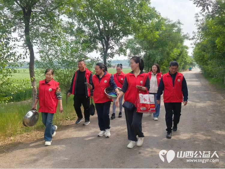 介休市敬老协会志愿者敬老助老爱老活动在洪山镇石屯村举行志愿者们入户83岁李长福老人家为老人打扫室内外卫生 - 第2张 - 山西公益人 介休市敬老协会志愿者敬老助老爱老活动在洪山镇石屯村举行志愿者们入户83岁李长福老人家为老人打扫室内外卫生 - 第2张