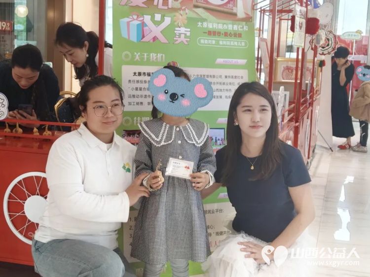 以匠艺为桥让生命破茧成光——太原市儿童福利院特教学校在华宇百花谷商场爱心义卖点亮龙城为特殊青少年融入社会铺就温暖之路 - 第2张 - 山西公益人 以匠艺为桥让生命破茧成光——太原市儿童福利院特教学校在华宇百花谷商场爱心义卖点亮龙城为特殊青少年融入社会铺就温暖之路 - 第2张