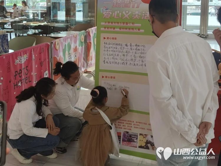 以匠艺为桥让生命破茧成光——太原市儿童福利院特教学校在华宇百花谷商场爱心义卖点亮龙城为特殊青少年融入社会铺就温暖之路 - 第4张 - 山西公益人 以匠艺为桥让生命破茧成光——太原市儿童福利院特教学校在华宇百花谷商场爱心义卖点亮龙城为特殊青少年融入社会铺就温暖之路 - 第4张