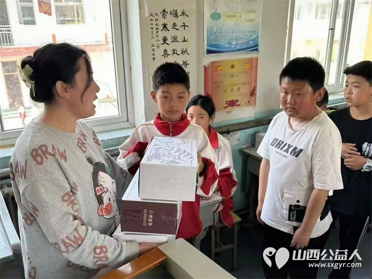 营养早餐助力困境儿童成长 长治市阳光困境儿童帮扶协会去沁县西关小学发放“尝尝幸福的味道”公益项目“营养早餐” - 第1张 - 山西公益人 营养早餐助力困境儿童成长 长治市阳光困境儿童帮扶协会去沁县西关小学发放“尝尝幸福的味道”公益项目“营养早餐” - 第1张