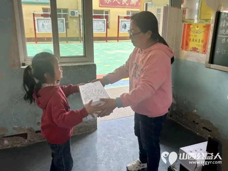 营养早餐助力困境儿童成长 长治市阳光困境儿童帮扶协会去沁县西关小学发放“尝尝幸福的味道”公益项目“营养早餐” - 第2张 - 山西公益人 营养早餐助力困境儿童成长 长治市阳光困境儿童帮扶协会去沁县西关小学发放“尝尝幸福的味道”公益项目“营养早餐” - 第2张