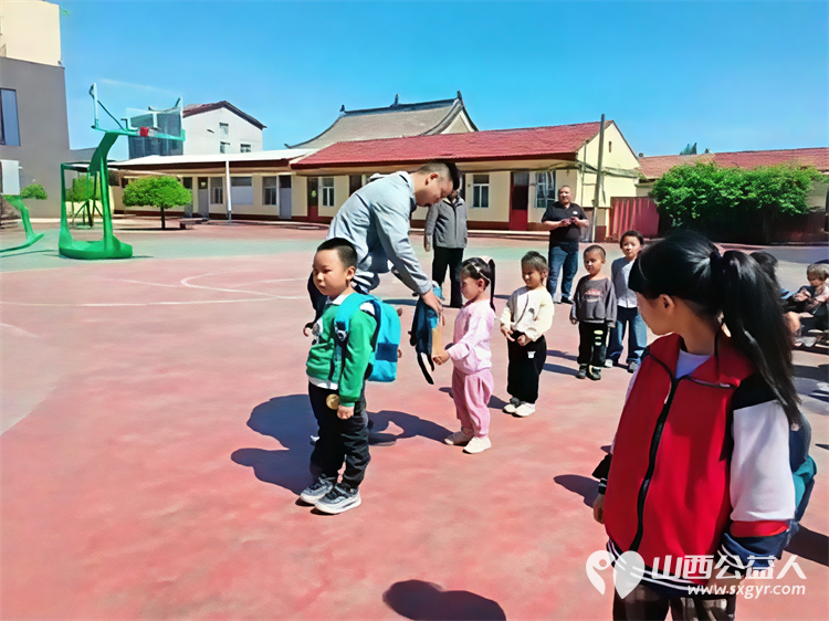 计量科普进校园知识传递润童心----山西省计量测试学会携手龙城义工走进寿阳县平舒乡小学校园 - 第11张 - 山西公益人 计量科普进校园知识传递润童心----山西省计量测试学会携手龙城义工走进寿阳县平舒乡小学校园 - 第11张
