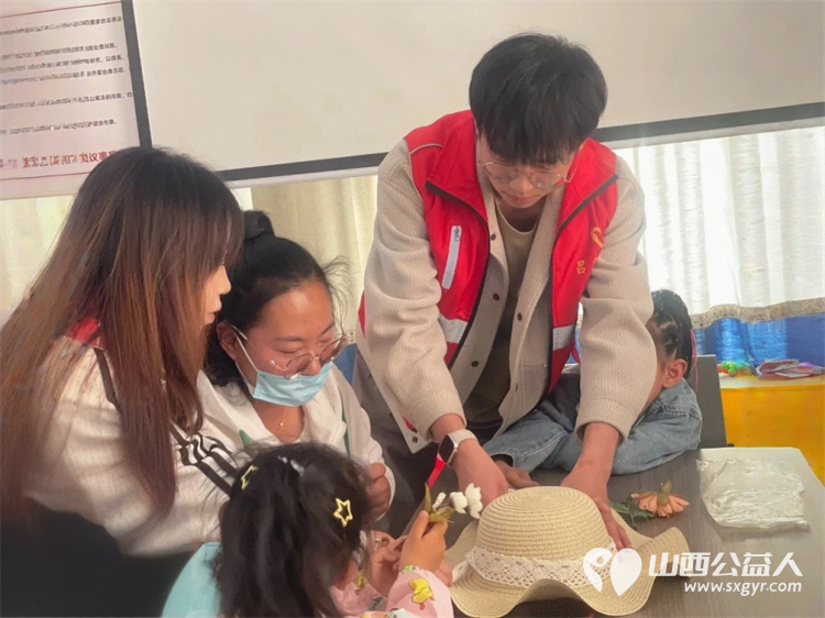 书香沁母爱花语寄深情 吕梁市离石区青年志愿者协会儿童服务站携手尉汾路社区开展了别开生面的“悦读人生帽美如花”母亲节特别活动 - 第6张 - 山西公益人 书香沁母爱花语寄深情 吕梁市离石区青年志愿者协会儿童服务站携手尉汾路社区开展了别开生面的“悦读人生帽美如花”母亲节特别活动 - 第6张