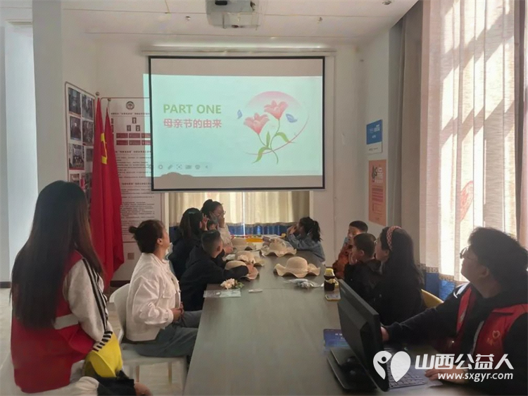 书香沁母爱花语寄深情 吕梁市离石区青年志愿者协会儿童服务站携手尉汾路社区开展了别开生面的“悦读人生帽美如花”母亲节特别活动 - 第2张 - 山西公益人 书香沁母爱花语寄深情 吕梁市离石区青年志愿者协会儿童服务站携手尉汾路社区开展了别开生面的“悦读人生帽美如花”母亲节特别活动 - 第2张