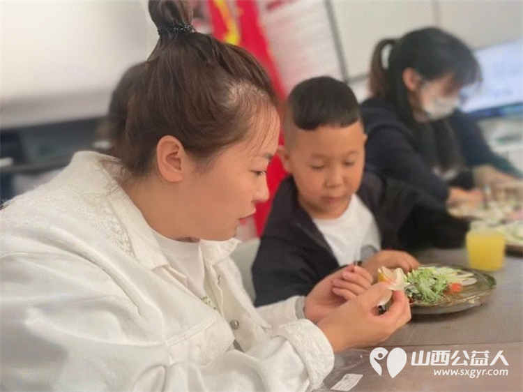 书香沁母爱花语寄深情 吕梁市离石区青年志愿者协会儿童服务站携手尉汾路社区开展了别开生面的“悦读人生帽美如花”母亲节特别活动 - 第8张 - 山西公益人 书香沁母爱花语寄深情 吕梁市离石区青年志愿者协会儿童服务站携手尉汾路社区开展了别开生面的“悦读人生帽美如花”母亲节特别活动 - 第8张