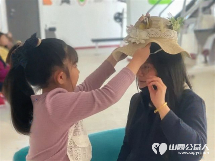 书香沁母爱花语寄深情 吕梁市离石区青年志愿者协会儿童服务站携手尉汾路社区开展了别开生面的“悦读人生帽美如花”母亲节特别活动 - 第7张 - 山西公益人 书香沁母爱花语寄深情 吕梁市离石区青年志愿者协会儿童服务站携手尉汾路社区开展了别开生面的“悦读人生帽美如花”母亲节特别活动 - 第7张