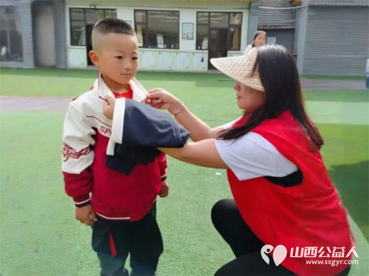 忻州市爱心公益协会走进五台山台怀镇杨柏峪小学开展“情暖校园爱心助学”捐赠校服活动为孩子们送去关怀与温暖 - 第20张 - 山西公益人 忻州市爱心公益协会走进五台山台怀镇杨柏峪小学开展“情暖校园爱心助学”捐赠校服活动为孩子们送去关怀与温暖 - 第20张
