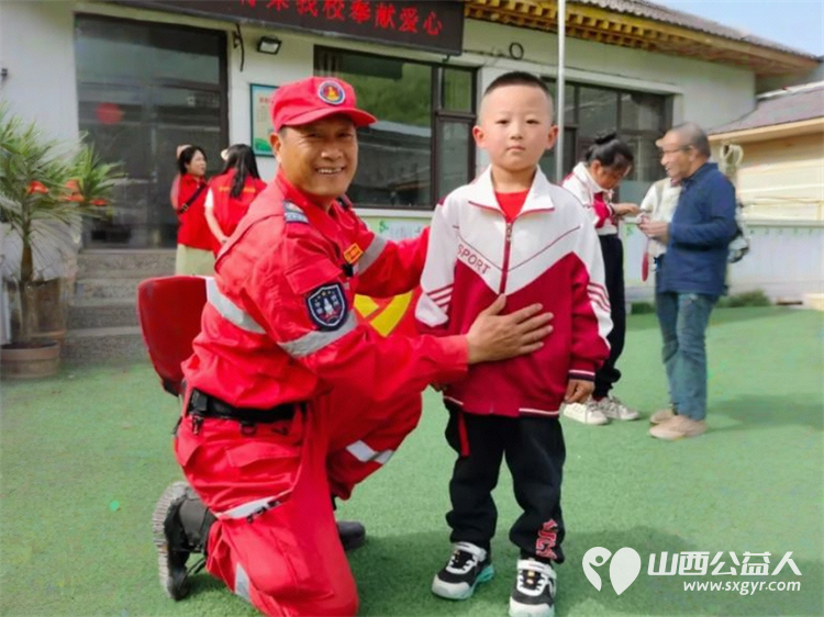 忻州市爱心公益协会走进五台山台怀镇杨柏峪小学开展“情暖校园爱心助学”捐赠校服活动为孩子们送去关怀与温暖 - 第11张 - 山西公益人 忻州市爱心公益协会走进五台山台怀镇杨柏峪小学开展“情暖校园爱心助学”捐赠校服活动为孩子们送去关怀与温暖 - 第11张