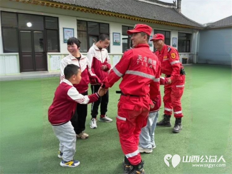 忻州市爱心公益协会走进五台山台怀镇杨柏峪小学开展“情暖校园爱心助学”捐赠校服活动为孩子们送去关怀与温暖 - 第16张 - 山西公益人 忻州市爱心公益协会走进五台山台怀镇杨柏峪小学开展“情暖校园爱心助学”捐赠校服活动为孩子们送去关怀与温暖 - 第16张