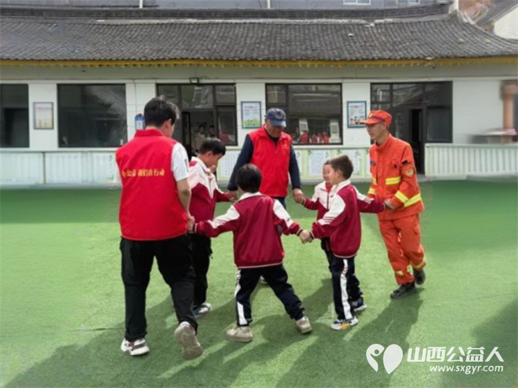 忻州市爱心公益协会走进五台山台怀镇杨柏峪小学开展“情暖校园爱心助学”捐赠校服活动为孩子们送去关怀与温暖 - 第15张 - 山西公益人 忻州市爱心公益协会走进五台山台怀镇杨柏峪小学开展“情暖校园爱心助学”捐赠校服活动为孩子们送去关怀与温暖 - 第15张