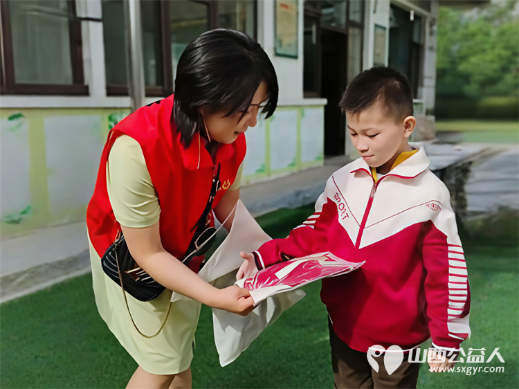 忻州市爱心公益协会走进五台山台怀镇杨柏峪小学开展“情暖校园爱心助学”捐赠校服活动为孩子们送去关怀与温暖 - 第5张 - 山西公益人 忻州市爱心公益协会走进五台山台怀镇杨柏峪小学开展“情暖校园爱心助学”捐赠校服活动为孩子们送去关怀与温暖 - 第5张