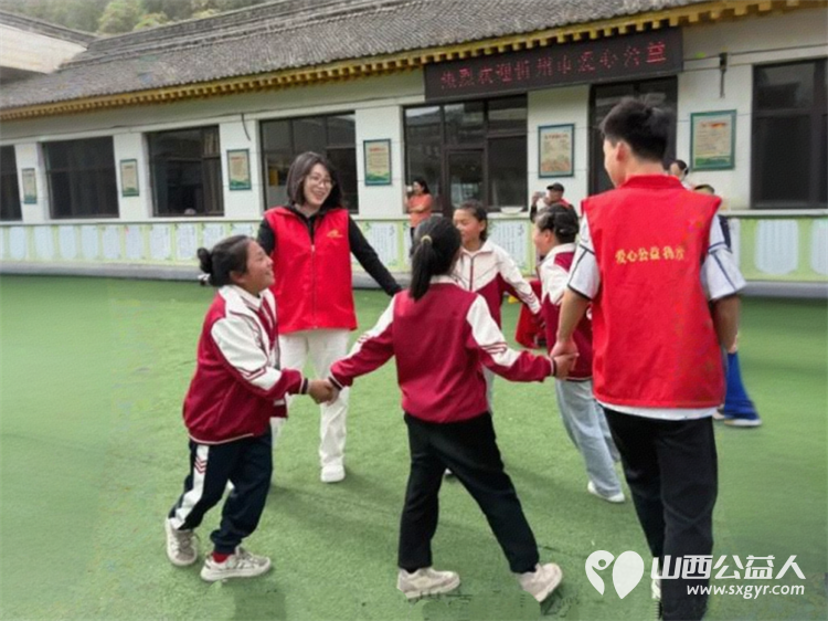 忻州市爱心公益协会走进五台山台怀镇杨柏峪小学开展“情暖校园爱心助学”捐赠校服活动为孩子们送去关怀与温暖 - 第14张 - 山西公益人 忻州市爱心公益协会走进五台山台怀镇杨柏峪小学开展“情暖校园爱心助学”捐赠校服活动为孩子们送去关怀与温暖 - 第14张