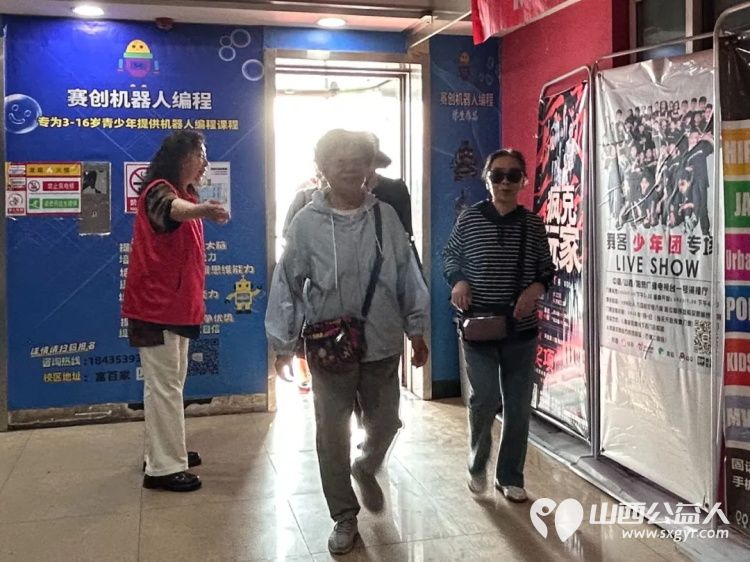 阳泉市义工联合会携阳泉九达国际影城联合请99位老人免费观看了热播电影《水饺皇后》 - 第5张 - 山西公益人 阳泉市义工联合会携阳泉九达国际影城联合请99位老人免费观看了热播电影《水饺皇后》 - 第5张