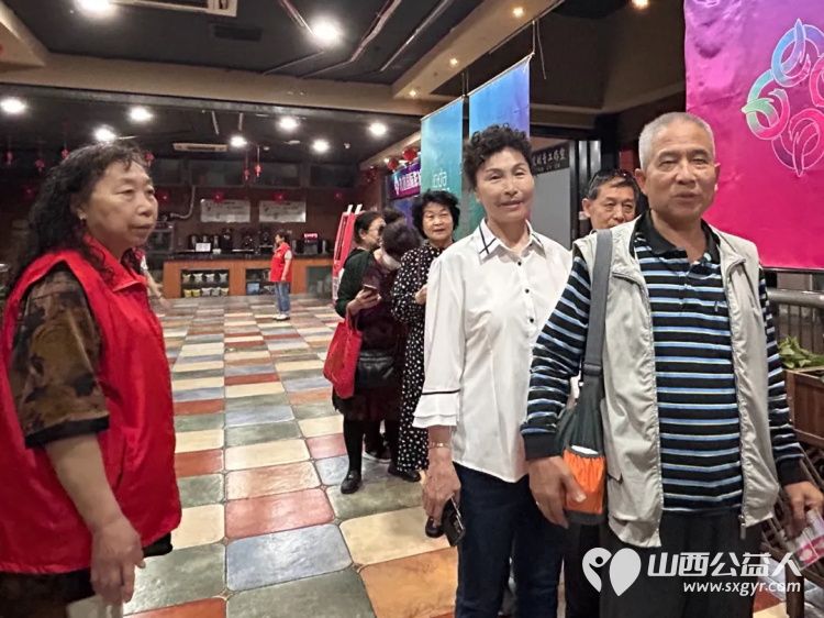 阳泉市义工联合会携阳泉九达国际影城联合请99位老人免费观看了热播电影《水饺皇后》 - 第6张 - 山西公益人 阳泉市义工联合会携阳泉九达国际影城联合请99位老人免费观看了热播电影《水饺皇后》 - 第6张