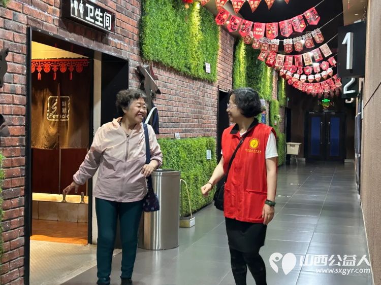 阳泉市义工联合会携阳泉九达国际影城联合请99位老人免费观看了热播电影《水饺皇后》 - 第15张 - 山西公益人 阳泉市义工联合会携阳泉九达国际影城联合请99位老人免费观看了热播电影《水饺皇后》 - 第15张