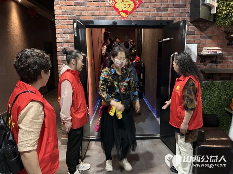 阳泉市义工联合会携阳泉九达国际影城联合请99位老人免费观看了热播电影《水饺皇后》 - 第16张 - 山西公益人 阳泉市义工联合会携阳泉九达国际影城联合请99位老人免费观看了热播电影《水饺皇后》 - 第16张