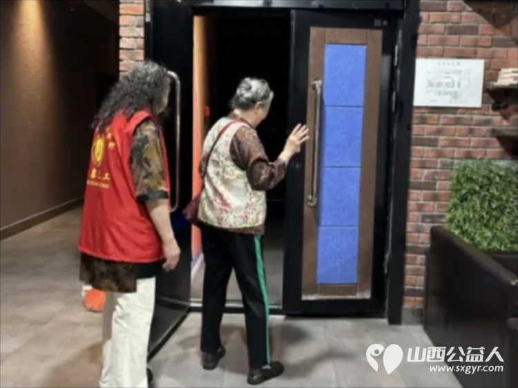 阳泉市义工联合会携阳泉九达国际影城联合请99位老人免费观看了热播电影《水饺皇后》 - 第9张 - 山西公益人 阳泉市义工联合会携阳泉九达国际影城联合请99位老人免费观看了热播电影《水饺皇后》 - 第9张