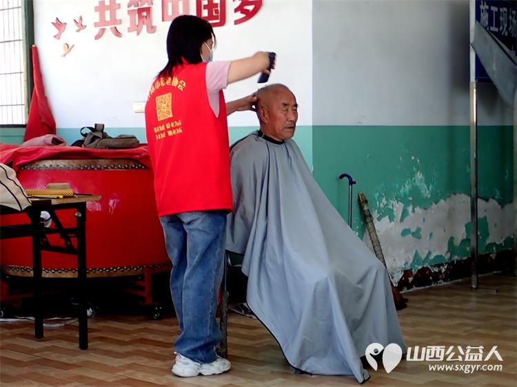 介休市敬老协会5月17日“孝善行”之敬老爱老助老活动在义安镇洪相村举行为老人们理发及眼科检查 - 第8张 - 山西公益人 介休市敬老协会5月17日“孝善行”之敬老爱老助老活动在义安镇洪相村举行为老人们理发及眼科检查 - 第8张
