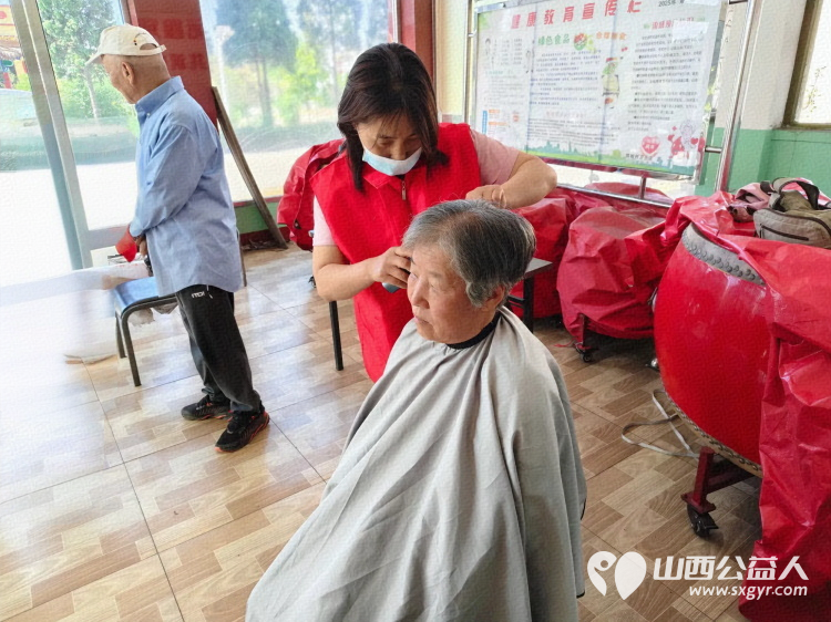 介休市敬老协会5月17日“孝善行”之敬老爱老助老活动在义安镇洪相村举行为老人们理发及眼科检查 - 第13张 - 山西公益人 介休市敬老协会5月17日“孝善行”之敬老爱老助老活动在义安镇洪相村举行为老人们理发及眼科检查 - 第13张