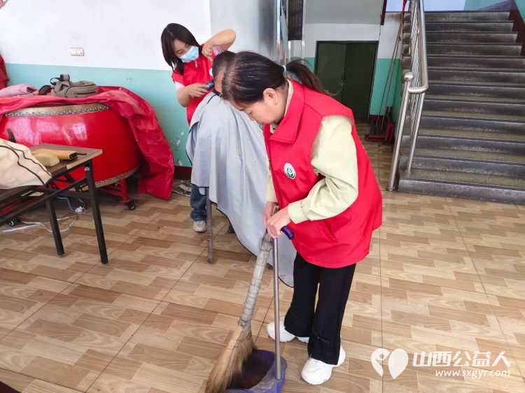 介休市敬老协会5月17日“孝善行”之敬老爱老助老活动在义安镇洪相村举行为老人们理发及眼科检查 - 第11张 - 山西公益人 介休市敬老协会5月17日“孝善行”之敬老爱老助老活动在义安镇洪相村举行为老人们理发及眼科检查 - 第11张