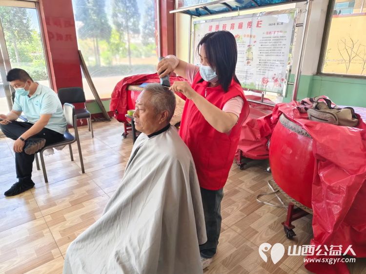 介休市敬老协会5月17日“孝善行”之敬老爱老助老活动在义安镇洪相村举行为老人们理发及眼科检查 - 第7张 - 山西公益人 介休市敬老协会5月17日“孝善行”之敬老爱老助老活动在义安镇洪相村举行为老人们理发及眼科检查 - 第7张