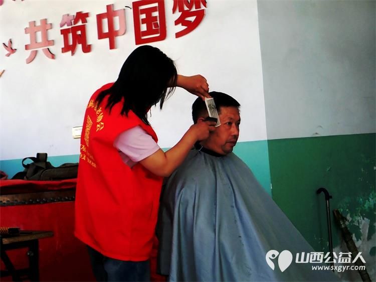 介休市敬老协会5月17日“孝善行”之敬老爱老助老活动在义安镇洪相村举行为老人们理发及眼科检查 - 第10张 - 山西公益人 介休市敬老协会5月17日“孝善行”之敬老爱老助老活动在义安镇洪相村举行为老人们理发及眼科检查 - 第10张