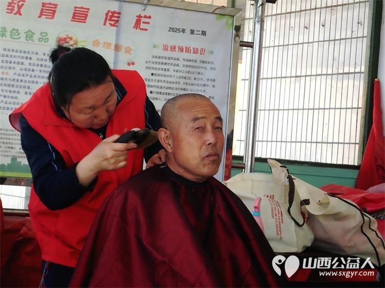 介休市敬老协会5月17日“孝善行”之敬老爱老助老活动在义安镇洪相村举行为老人们理发及眼科检查 - 第9张 - 山西公益人 介休市敬老协会5月17日“孝善行”之敬老爱老助老活动在义安镇洪相村举行为老人们理发及眼科检查 - 第9张