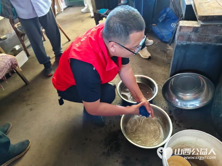 介休市敬老协会志愿者在义安镇洪相村入户特困82岁郭士义老人家为老人打扫室内外卫生包饺子 - 第4张 - 山西公益人 介休市敬老协会志愿者在义安镇洪相村入户特困82岁郭士义老人家为老人打扫室内外卫生包饺子 - 第4张