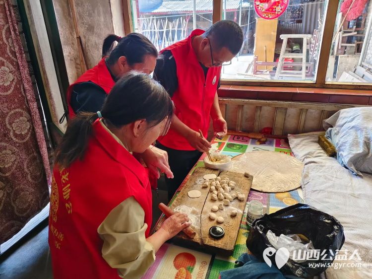 介休市敬老协会志愿者在义安镇洪相村入户特困82岁郭士义老人家为老人打扫室内外卫生包饺子 - 第6张 - 山西公益人 介休市敬老协会志愿者在义安镇洪相村入户特困82岁郭士义老人家为老人打扫室内外卫生包饺子 - 第6张