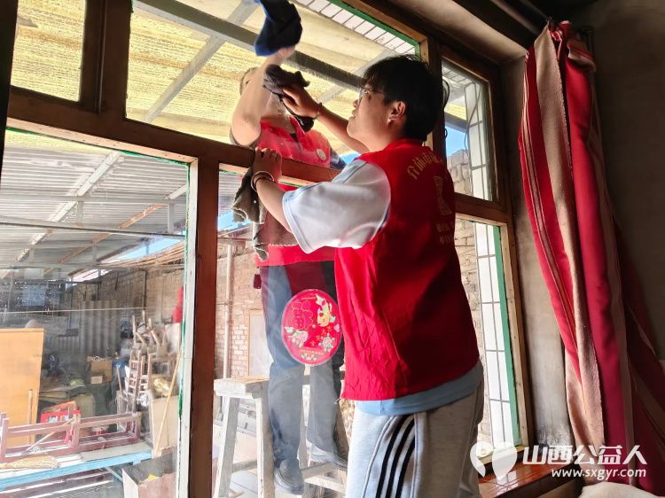 介休市敬老协会志愿者在义安镇洪相村入户特困82岁郭士义老人家为老人打扫室内外卫生包饺子 - 第9张 - 山西公益人 介休市敬老协会志愿者在义安镇洪相村入户特困82岁郭士义老人家为老人打扫室内外卫生包饺子 - 第9张