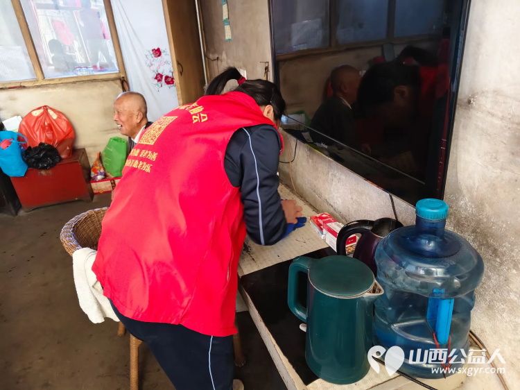 介休市敬老协会志愿者在义安镇洪相村入户特困82岁郭士义老人家为老人打扫室内外卫生包饺子 - 第5张 - 山西公益人 介休市敬老协会志愿者在义安镇洪相村入户特困82岁郭士义老人家为老人打扫室内外卫生包饺子 - 第5张