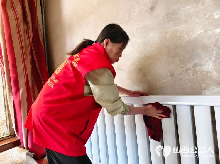 介休市敬老协会志愿者在义安镇洪相村入户特困82岁郭士义老人家为老人打扫室内外卫生包饺子 - 第8张 - 山西公益人 介休市敬老协会志愿者在义安镇洪相村入户特困82岁郭士义老人家为老人打扫室内外卫生包饺子 - 第8张