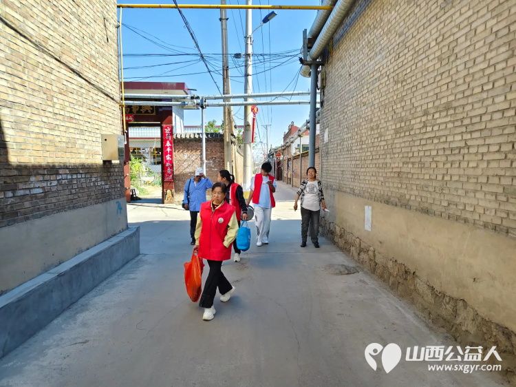 介休市敬老协会志愿者在义安镇洪相村入户特困82岁郭士义老人家为老人打扫室内外卫生包饺子 - 第2张 - 山西公益人 介休市敬老协会志愿者在义安镇洪相村入户特困82岁郭士义老人家为老人打扫室内外卫生包饺子 - 第2张