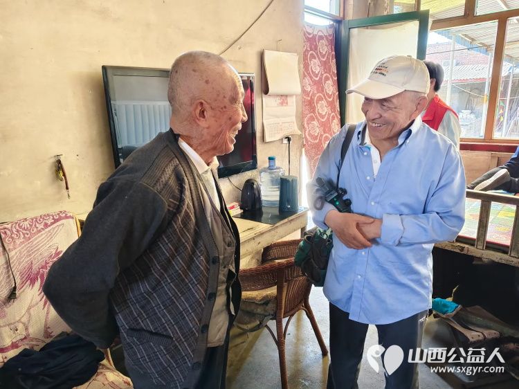 介休市敬老协会志愿者在义安镇洪相村入户特困82岁郭士义老人家为老人打扫室内外卫生包饺子 - 第3张 - 山西公益人 介休市敬老协会志愿者在义安镇洪相村入户特困82岁郭士义老人家为老人打扫室内外卫生包饺子 - 第3张